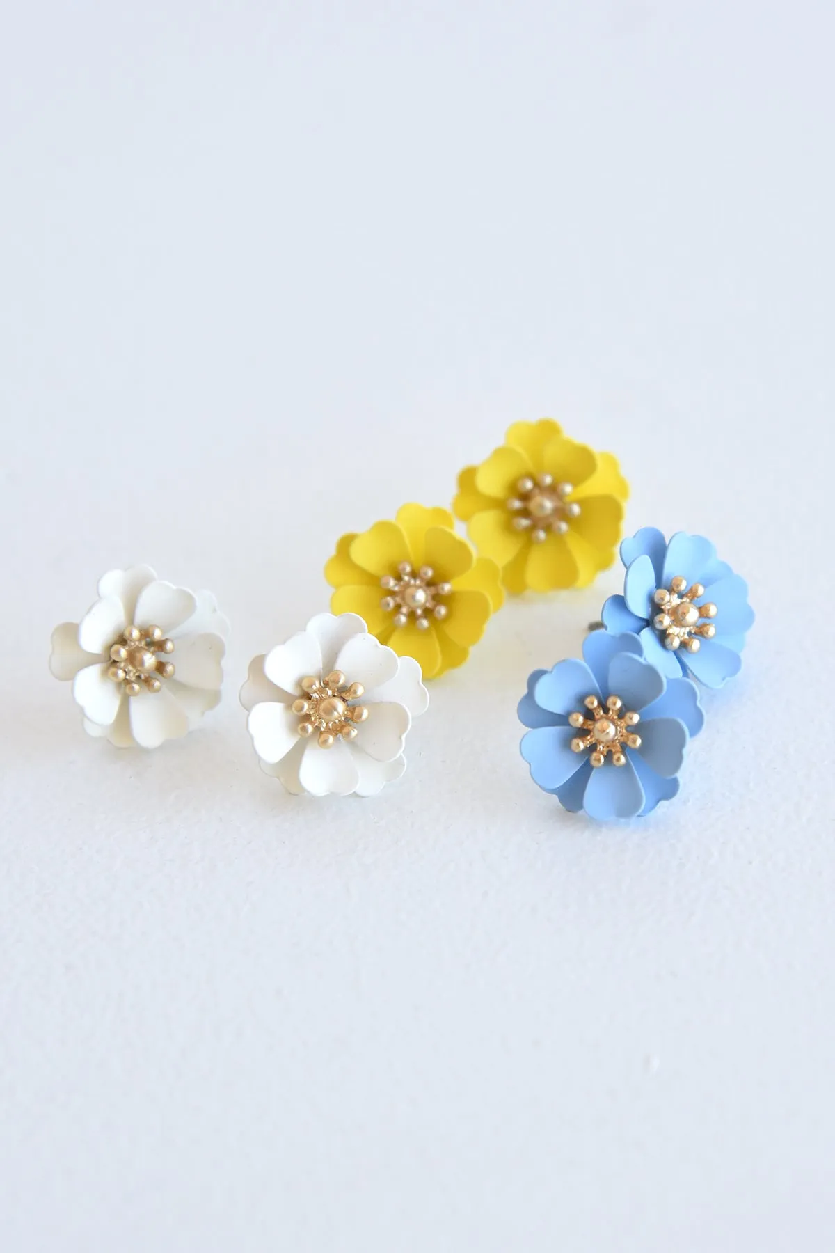 MINI FLOWER PETAL STUDS